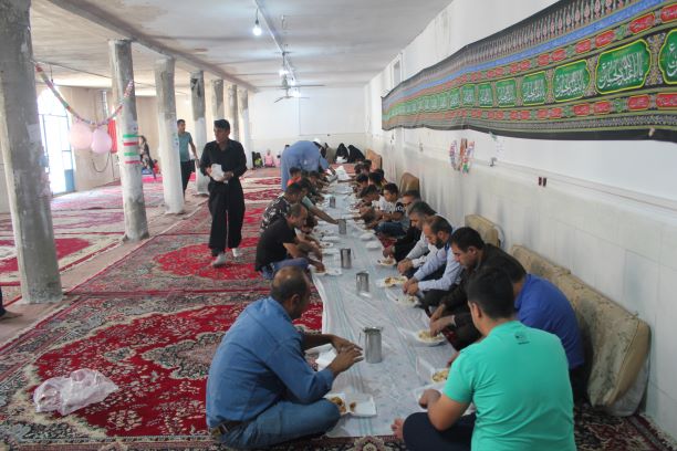 اطعام غدير/ طبخ و توزيع غذا و ميهمان شدن بيش از 8000 نفر بر سفره غدير در چهارمحال و بختياري