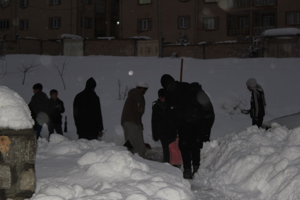 برف روبي و بازکردن راه رسيدن مردم به مسجد