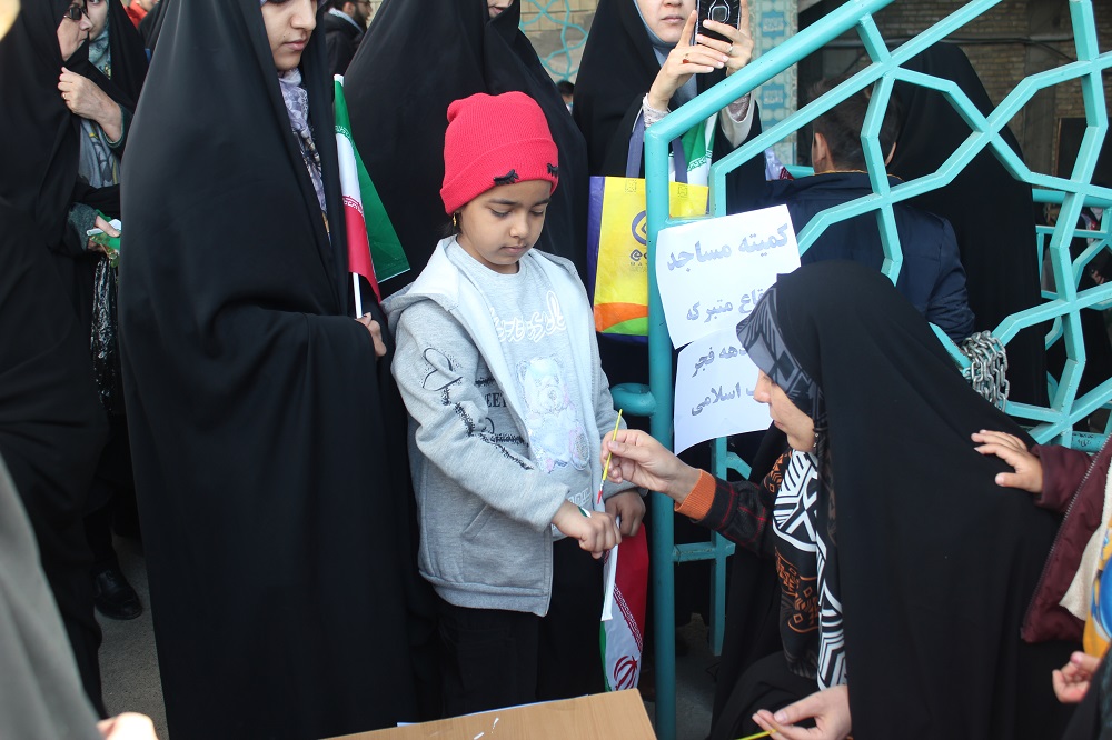 نقش پرچم بر دست ها و صورت بچه هاي مسجد در چهارمحال و بختياري در راهپيمايي 22بهمن 1402