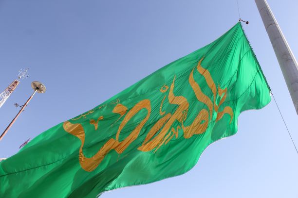 پرچم منقش به نام امام رضا (ع) در جوار مزار شهداي گمنام شهرکرد توسط خادمان حرم مطهر رضوي به اهتزار در آمد