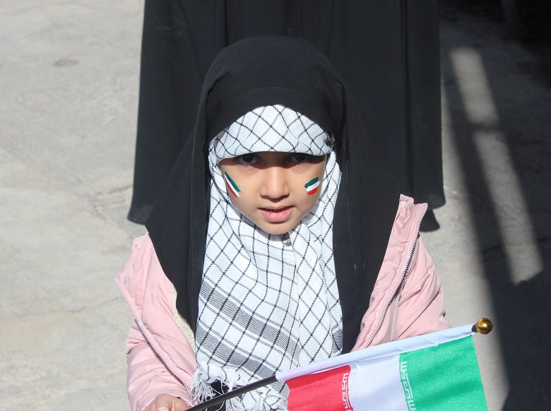نقش پرچم بر دست ها و صورت بچه هاي مسجد در چهارمحال و بختياري در راهپيمايي 22بهمن 1402