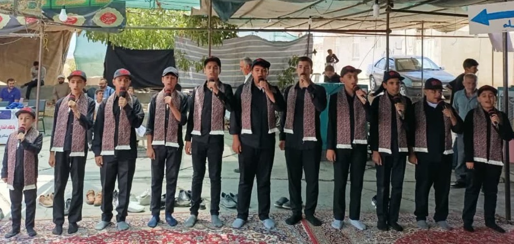 هم نوايي گروه سرود نسيم صبا با زائران اربعين حسيني در کاظمين