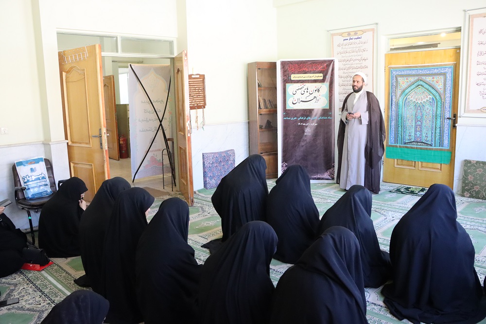 با فعاليت کانون‌هاي تخصصي خواهران، انديشه و سيره حضرت فاطمه زهرا(سلام الله عليها) را در جامعه مخاطب خود درمساجد منتشر مي‌کنيم